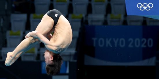 우하람이 6일 남자 다이빙 10m 플랫폼 예선에서 다이빙 연기를 선보이고 있다. [이미지출처=연합뉴스]