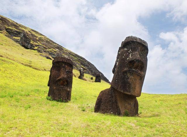 라파누이(이스터섬)의 천태만상 모아이 석상. 표정, 크기, 모양, 자세 그 어느 것도 같지 않다. 손으로 빚어낸 고대인의 역작이다.. ⓒ강미승