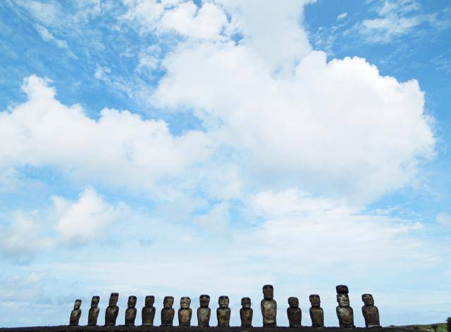 통가리키에서의 모아이와 나. 라파누이에선 세상에 오직 우리만 존재하는 듯한 시·공간이 펼쳐진다. ⓒ강미승