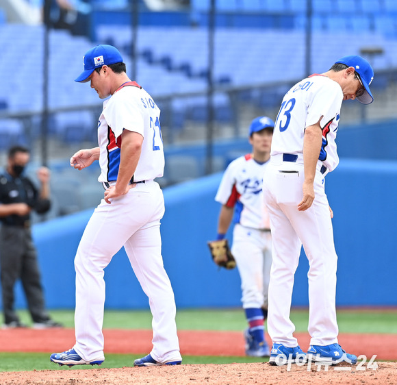 7일 일본 가나가와현 요코하마 스타디움에서 2020 도쿄올림픽 야구 한국과 도미니카공화국의 동메달결정전이 펼쳐졌다. 한국 오승환이 8회초 1사 2루 도미니카 미에세스에게 2점 홈런을 허용한 후 강판 당하고 있다.