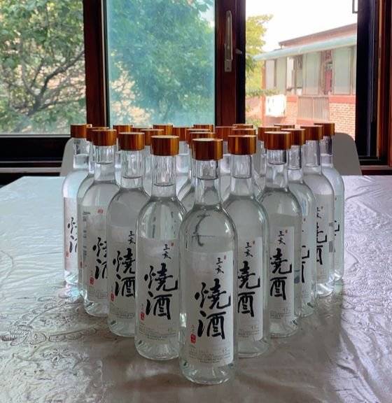 삼해소주 아카데미에서 얻은 결과물. 자신이 낸 결과물 앞에서 사진을 찍어 ‘삼해(소주) 부자’인 것을 인증하는 것이 삼해소주공방의 특징이다. [사진 공다솜]