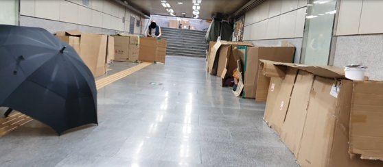 밤이 되면 서울 남대문 지하도는 노숙자 집단 숙소가 된다. 강주안 기자