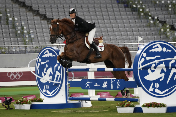 Jung Jin-hwa competes in the equestrian portion of the men's modern pentathlon at the 2020 Summer Olympics on Saturday in Tokyo. [AP/ Photo/Hassan Ammar)