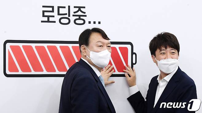 이준석 국민의힘 대표(오른쪽)와 윤석열 전 검찰총장/뉴스1 © News1 구윤성 기자