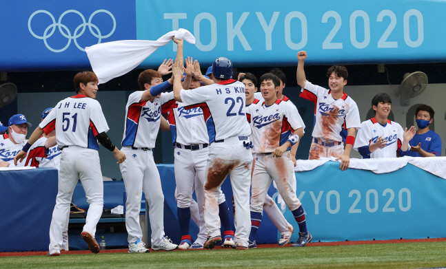 도쿄올림픽 야구 대표팀 선수들이 지난 7일 요코하마 스타디움에서 열린 도미니카공화국과 동메달 결정전에서 역전에 성공한 뒤 기뻐하고 있다.  요코하마 | 연합뉴스