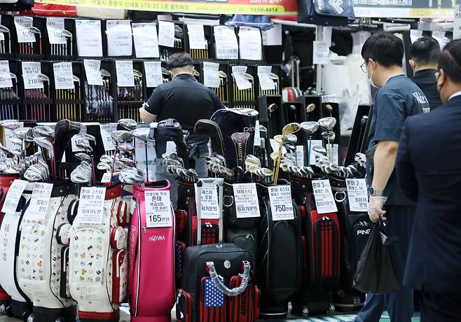 골프용품 매장을 찾은 관람객이 골프용품을 구경하고 있다. /연합뉴스