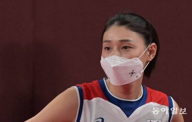 김연경이 8일 도쿄 고토시 아리아케아리나에서 열린 2020도쿄올림픽 여자 배구 세르비아와의 동메달 결정전에서 패한 후 눈물이 차오르고 있다. 도쿄=올림픽사진공동취재단