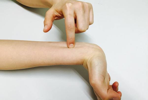 내관혈 지압 모습/헬스조선 DB