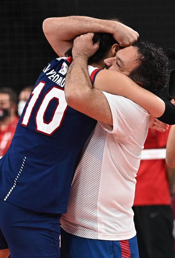 김연경이 4일 도쿄 아리아케 아레나 경기장에서 열린 여자배구 8강전 터키와의 대결에서 이긴 후 스테파노 라바리니 감독과 즐거워하고 있다. 2021.08.04 도쿄=올림픽사진공동취재단V