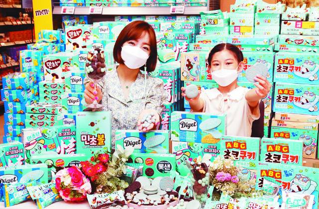 모델들이 이마트 성수점에서 민트초코 제품들에 둘러싸여 포즈를 취하고 있다. 이마트는 지난달 열흘 동안 오리온, 롯데제과 등의 민트초코 스낵류 신상품 8종을 할인 판매하는 ‘민트초코 모음전’을 진행해 호응을 얻었다. 이마트 제공