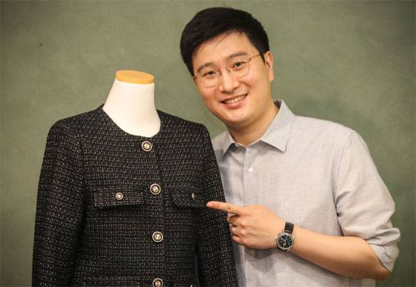 신기영 디자이노블 대표가 인공지능(AI)이 올 가을 유행할 것으로 예측하고 디자인한 '트위드셋업'을 소개하고 있다. [박형기 기자]