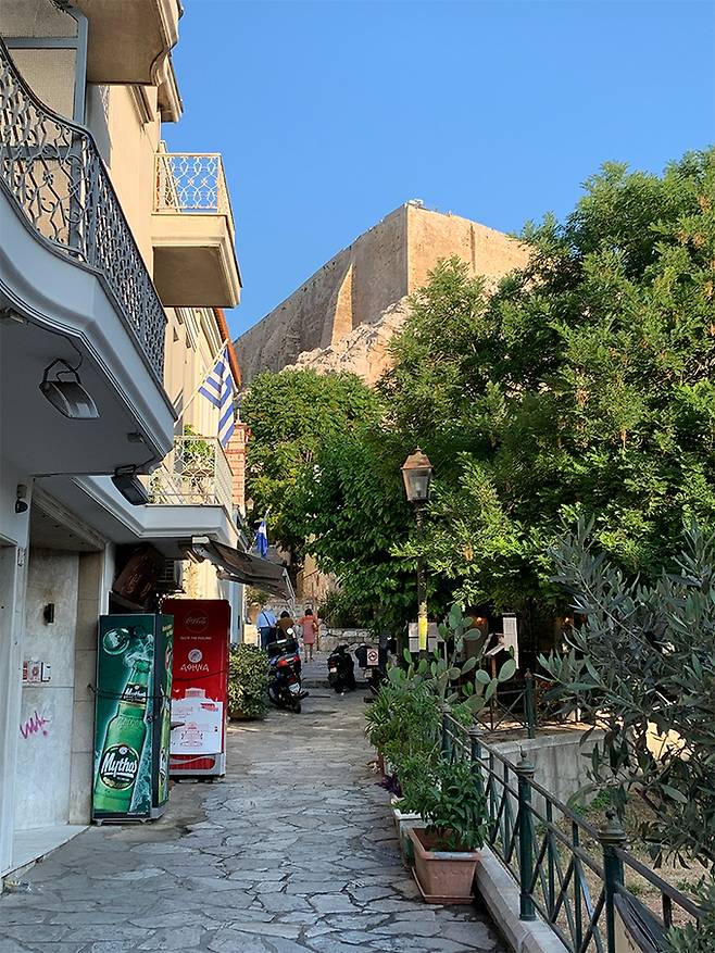 플라카는 아크로폴리스 아랫동네 예쁜 마을이다. 작은 골목을 따라 카페와 기념품 상점들이 모여 있어 여행자들이 쉬어 가는 곳이다.