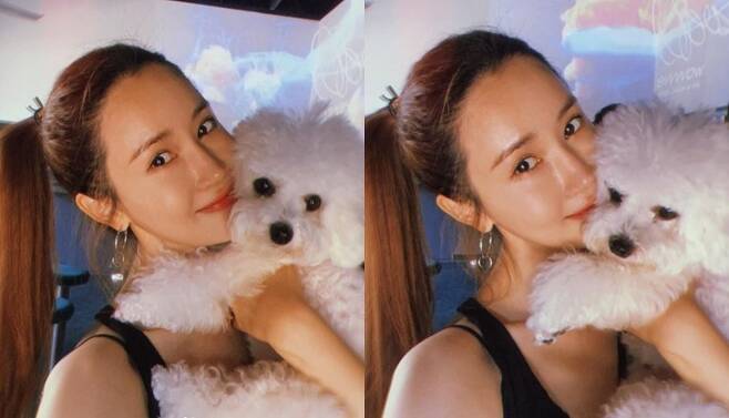 Actor Lee Da-hae has gathered Eye-catching by unveiling the routine she took with her puppy.Lee Da-hae posted two photos on the 8th day of the Faith Instagram with an article entitled Heart Grayton will faint if he knows it. Shh Secret.The photo shows Lee Da-hae holding a puppy in his arms and smiling happily.Lee Da-hae, who is wearing her hair tied together and shows off her cool charm in summer with a cool sleeveless fashion, and two shots of a lovely puppy captivate Eye-catching.Meanwhile, Lee Da-hae has found fans in the SBS drama Good Witch in 2018.