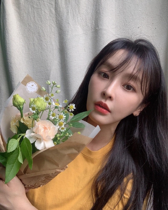 On the 8th, Jung Yu-mi posted several photos on Instagram with the article Thank you.Jung Yu-mi in the photo holds a bouquet of flowers and holds out his lips.Beautiful looks more beautiful than flowers and looks stand out during.Jung Yu-mi is in love with singer Kangta.Photograph: Jung Yu-mi Instagram