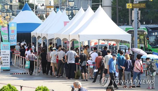 주말에도 붐비는 임시 선별검사소 (서울=연합뉴스) 임헌정 기자 = 정부의 고강도 '사회적 거리두기' 조치에도 신종 코로나바이러스 감염증(코로나19) 4차 대유행이 좀처럼 잦아들지 않는 가운데 주말인 7일 서울 중구 서울역 임시 선별검사소에서 시민들이 검사를 기다리며 길게 줄을 서 있다. 2021.8.7 kane@yna.co.kr