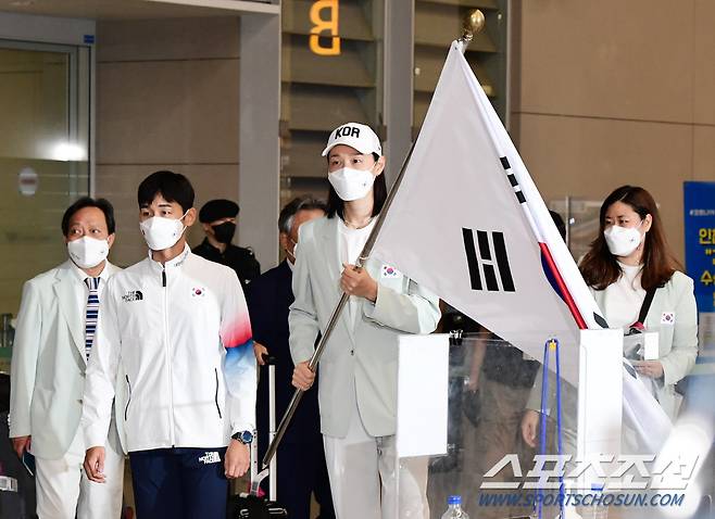 태극기 들고 입국장 나서는 김연경.