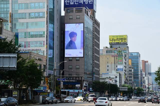 인천 부평역 LED 전광판에서 임영웅의 데뷔 5주년을 축하하는 영상이 상영 중이다. /팬앤스타