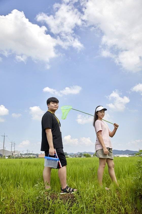 김재현(왼쪽)·임선민 학생기자가 김포시 통진읍 부근 논을 찾아 한여름 논에 사는 생물들의 생태계를 살펴봤다.