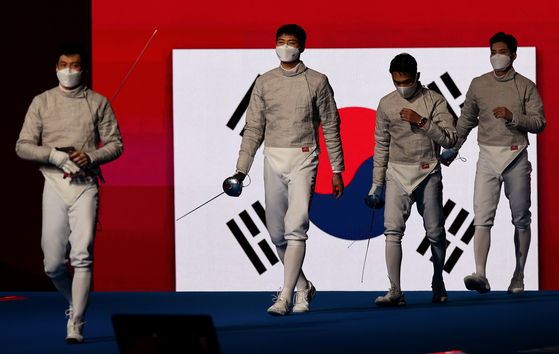 From left, Gu Bon-gil, Oh Sang-uk, Kim Jung-hwan and Kim Jun-ho enter the Makuhari Messe Hall in Tokyo on Wednesday for the gold medal match against Italy. [JOINT PRESS CORPS]