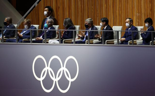 지난달 23일 일본 도쿄 신주쿠 국립경기장에서 열린 2020 도쿄올림픽 개막식. 나루히토 일왕과 토마스 바흐 IOC 위원장, 스가 총리 등이 귀빈석에 앉아 있다. 연합뉴스