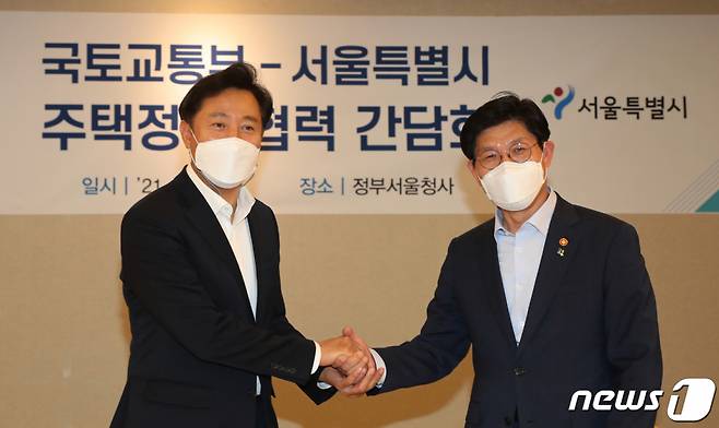 오세훈 서울시장과 노형욱 국토교통부장관이 9일 서울 종로구 정부서울청사에서 열린 국토교통부-서울특별시 주택정책 협력 간담회에서 악수하고 있다. /사진제공=뉴스1
