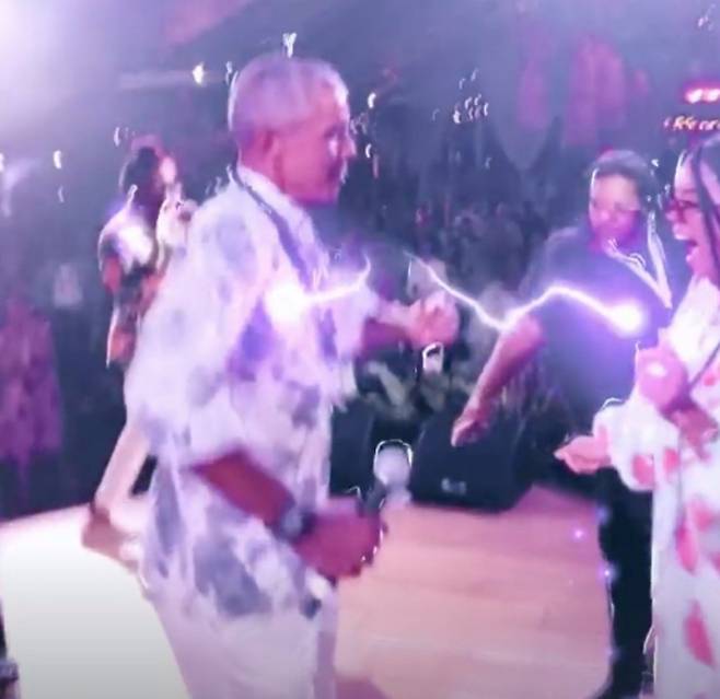버락 오바마 전 미국 대통령이 지난 7일(현지시간) 미 매사추세츠주(州)의 고급 휴양지 마서스비니어드섬에서 열린 자신의 60번째 생일 파티에서 마스크를 쓰지 않고 춤을 추고 있다. [뉴욕포스트, 인스타그램]