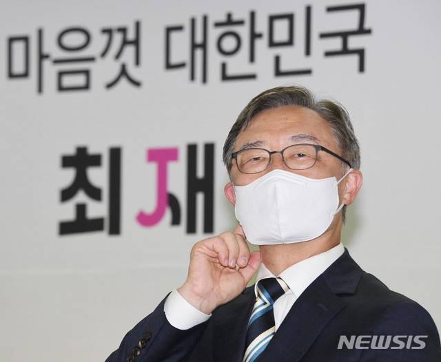 [서울=뉴시스] 국회사진기자단 = 국민의힘 대선 예비후보 최재형 전 감사원장이 9일 서울 여의도 선거사무실에서 열린 선거대책회의에 참석해 있다. 2021.08.09. photo@newsis.com