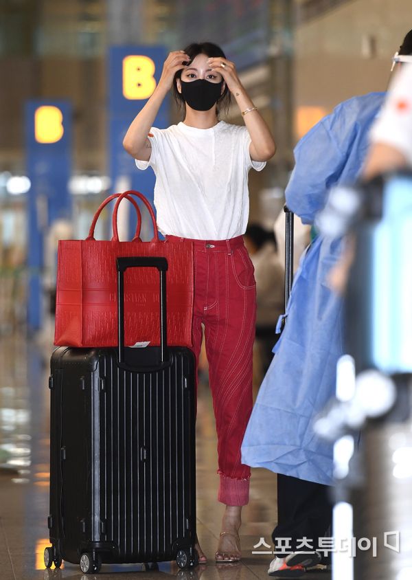 Actor Han Ye-seul and Ryu Sung-jae arrive at Incheon International Airports 2nd passenger terminal on the afternoon of the 9th after finishing their schedule at United States of America.2021.08.09.