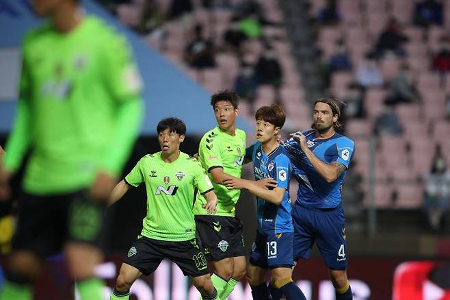 K리그1 선두 다툼을 벌이는 울산현대와 전북현대. 사진=프로축구연맹