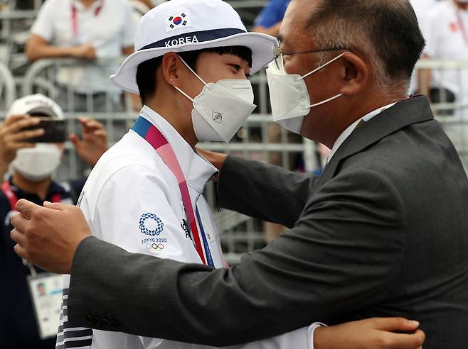 안산, 정의선 회장 포옹. 지난달 30일 일본 유메노시마 공원 양궁장에서 열린 도쿄올림픽 양궁 여자 개인전 결승에서 금메달을 차지한 안산이 정의선 현대차그룹 회장과 포옹하고 있다. 혼성 단체전, 여자 단체전에서 2개의 금메달을 목에 건 안산은 개인전 결승에서도 승리해 사상 첫 올림픽 양궁 3관왕이 됐다. [도쿄=연합뉴스]