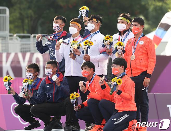 양궁 오진혁, 김우진, 김제덕이 26일 일본 도쿄 유메노시마 공원 양궁장에서 열린 2020 도쿄올림픽 양궁 남자단체전 시상식에서 금메달을 목에 걸고 메달리스트들과 함께 기념촬영을 하고 있다. 2021.7.26/뉴스1 © News1 송원영 기자