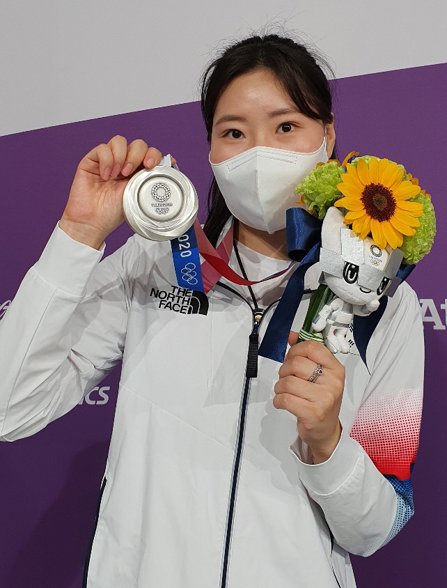 김민정이 7월30일 일본 도쿄 아사카 사격장에서 열린 도쿄올림픽 사격 여자 25ｍ 권총 시상식에서 은메달을 보여주고 있다. 도쿄 | 연합뉴스