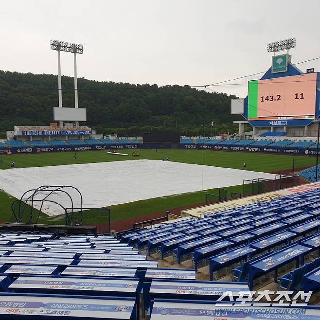 비가 시작된 10일 라이온즈파크. 대구=정현석 기자 hschung@sportschosun.com