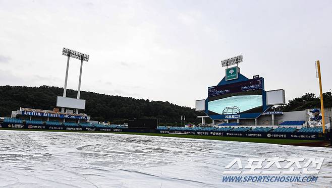 2021 KBO리그 삼성 라이온즈와 두산 베어스의 경기가 10일 대구삼성라이온즈파크에서 열린다. 비가 내리자 그라운드에 대형 방수포가 덮여 있다. 대구=박재만 기자 pjm@sportschosun.com/2021.08.10/