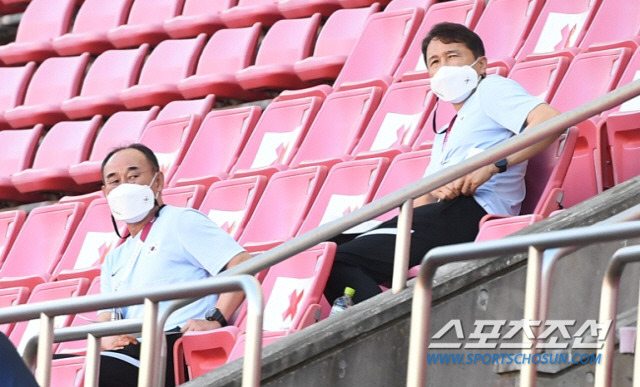 2020 도쿄올림픽 남자축구 조별리그 B조 2차전 온두라스와 뉴질랜드의  경기가 25일 이바라키현  가시마 스타디움에서 열렸다. 김학범 대한민국 감독이 관중석에서 경기를 지켜보고 있다. 가시마=최문영 기자 deer@sportschosun.com /2021.07.25/