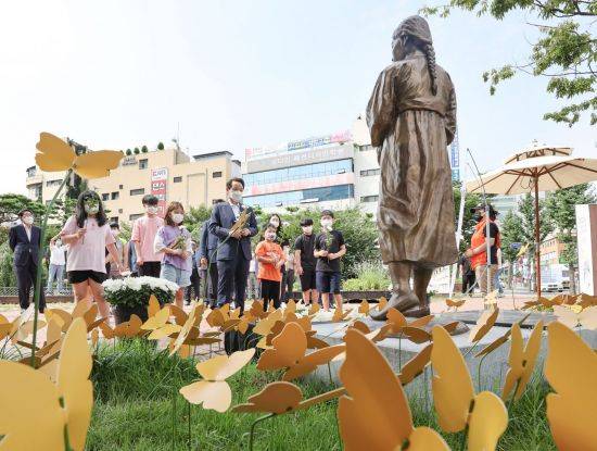 임택 광주 동구청장이 금남로 공원에 위치한 평화의 소녀상 헌화행사장을 방문해 묵념 하고 있다. 사진=광주 동구청