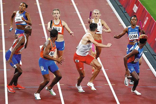 도쿄올림픽 육상 1600m 혼성 계주에 출전한 각국 선수들이 배턴 터치를 하고 있다. 이 종목은 보통 남자-여자-여자-남자 순으로 레이스를 펼친다. 순서를 바꿔도 되지만, 남자 선수가 첫 번째와 마지막 주자로 뛰는 편이 기록 단축에 효율적이다. 폴란드(오른쪽에서 둘째)가 3분09초87의 올림픽 신기록으로 우승했다. /UPI 연합뉴스