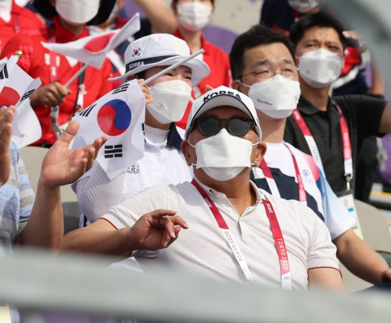 정의선 대한양궁협회장이 26일 일본 유메노시마 공원 양궁장에서 열린 도쿄올림픽 남자 양궁 단체전을 관람하고 있다. 2021.7.27/뉴스1 © News1 송원영 기자 /사진=뉴스1