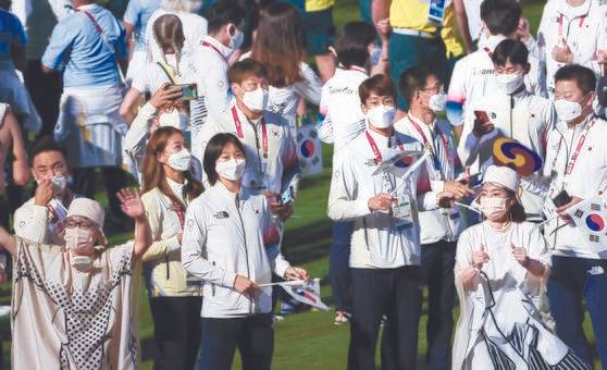 지난 8일 일본 도쿄 신주쿠 국립경기장에서 열린 폐회식에 참가한 한국 선수단이 태극기를 흔들고 있다. [연합뉴스]