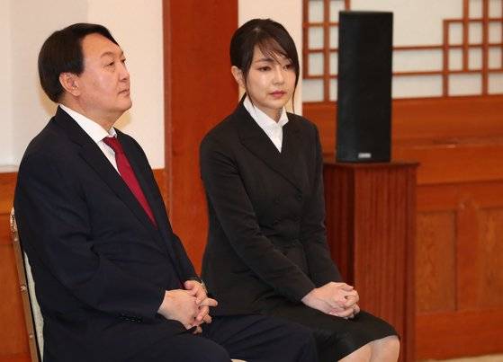윤석열 전 검찰총장이 2019년 7월 25일 오전 청와대 본관 충무실에서 열린 검찰총장 임명장 수여식에 참석해 문재인 대통령을 기다리고 있다. 오른쪽은 윤 전 총장의 부인 김건희 씨. 청와대사진기자단