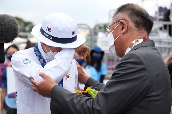 안산이 지난달 30일 일본 도쿄 유메노시마공원 양궁장에서 열린 2020 도쿄올림픽 양궁 여자 개인 결승에서 러시아올림픽위원회의 옐레나 오시포바를 6-5로 꺾고 우승을 차지했다. 정의선 현대차그룹 회장이 울고있는 안산을 다독여주고 있다. [올림픽사진공동취재단S]