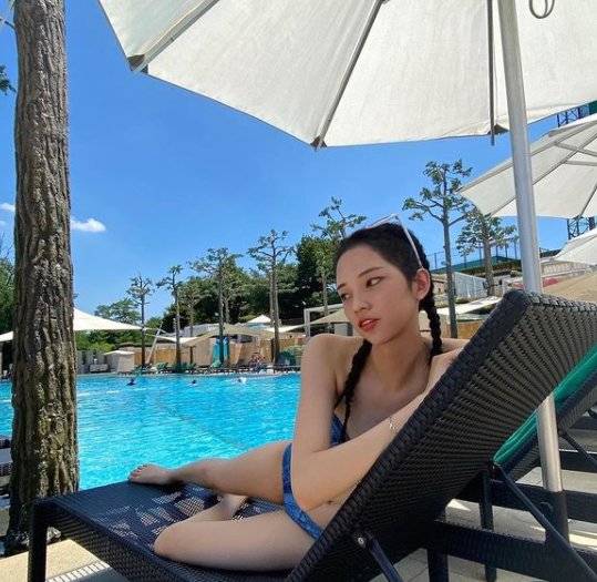 로지가 호텔 반얀트리서울 수영장 오아시스를 찾은 모습. [반얀트리서울 인스타그램 캡처]