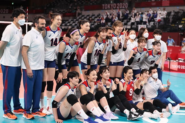 지난 8일 일본 도쿄 아리아케 아레나에서 열린 도쿄올림픽 여자배구 세르비아와의 동메달 결정전. 한국대표팀이 마지막 기념촬영을 하고 있다. /사진=연합뉴스