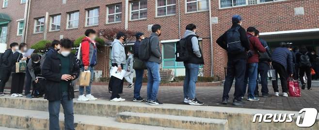 (서울=뉴스1) 송원영 기자 = 31일 서울 노원구 미래산업과학고등학교에서 열린 제31회 공인중개사 시험에 응시생들이 입장을 위해 줄을 서고 있다. 한국산업인력공단에 따르면 올해 공인중개사 시험엔 34만3076명이 접수한 것으로 집계됐다. 1983년 공인중개사 제도가 도입된 이후 가장 많은 응시생이 몰렸다. 2020.10.31/뉴스1