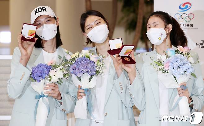 여자 배구대표팀 김연경(왼쪽부터), 양효진, 김수지가 9일 오후 인천국제공항 제2터미널에서 열린 2020 도쿄올림픽 대한민국 선수단 환영 행사에서 기념촬영을 하고 있다.   대한민국 선수들은 이번 올림픽에서  신종 코로나바이러스 감염증(코로나19) 팬데믹으로 인해 대회 1년 연기와 무관중 경기 등 사상 최악의 불안한 상황 속에서도 금6·은4·동10으로 종합 16위를 차지했다. 2021.8.9/사진=뉴스1