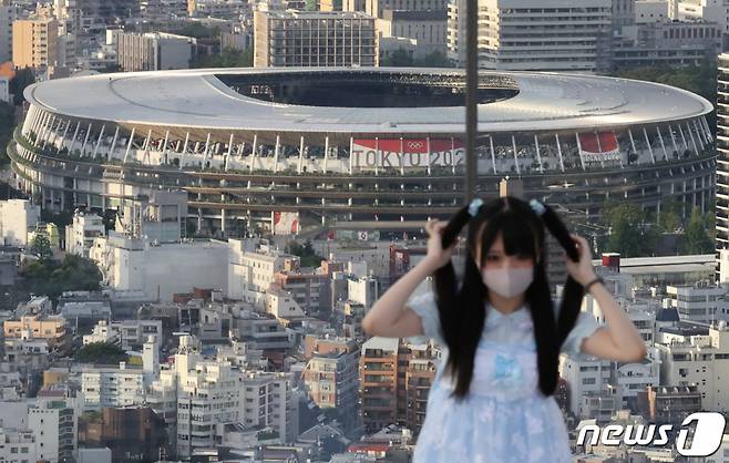 1년 연기, 해외 관광객 입국금지, 무관중 경기. 우여곡절 끝에 치러진 도쿄올림픽이 8일 17일간의 열전을 마무리하고 폐막한다.  2020 도쿄올림픽 폐막일인 8일 일본 도쿄 시부야 한 고층 빌딩 전망대에서 시민들이 폐막식이 열리는 주경기장인 도쿄국립경기장을 바라보고 있다.  2021.8.8./사진=뉴스1