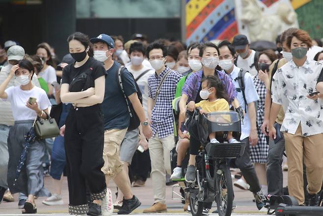 9일(현지시간) 일본 도쿄의 한 횡단보도에서 마스크를 쓴 시민이 건너고 있다. [AP]