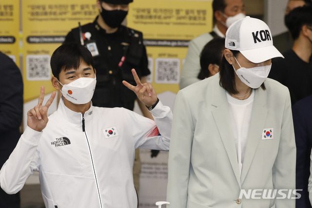 [인천공항=뉴시스] 고승민 기자 = 근대5종 동메달리스트 전웅태가 9일 인천국제공항 2터미널을 통해 귀국, 취재진을 향해 포즈를 취하고 있다. 2021.08.09. kkssmm99@newsis.com