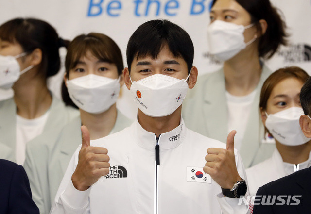 [인천공항=뉴시스] 고승민 기자 = 근대5종 동메달리스트 전웅태가 9일 인천국제공항 2터미널을 통해 귀국, 인사를 하고 있다. 2021.08.09. kkssmm99@newsis.com