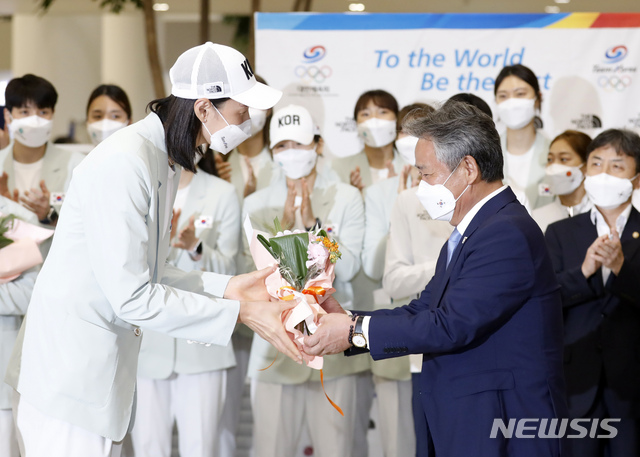 [인천공항=뉴시스] 고승민 기자 = 대한민국 여자배구 김연경이 9일 인천국제공항 2터미널을 통해 귀국, 이기흥 대한체육회장으로부터 축하 꽃다발을 받고 있다. 2021.08.09. kkssmm99@newsis.com